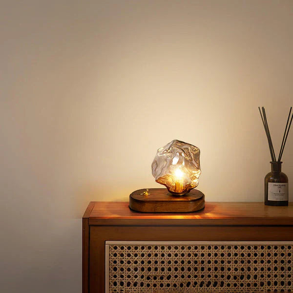 CrystalGlow - künstlerische Tischlampe aus Glas