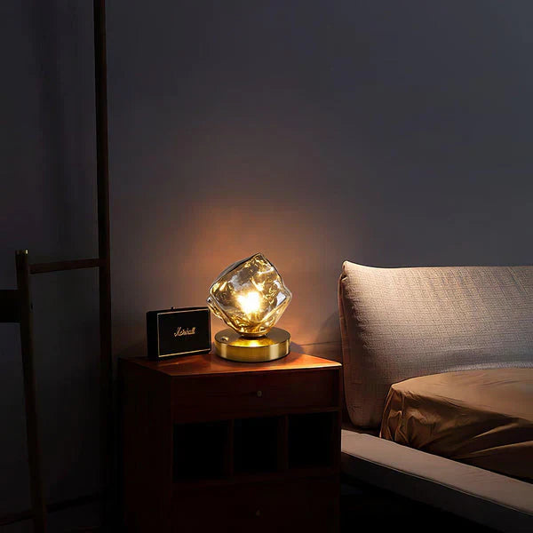 CrystalGlow - künstlerische Tischlampe aus Glas