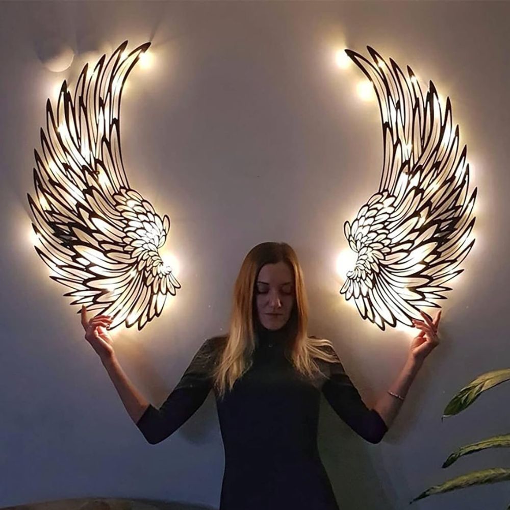 AngelGlow Belyst Englevinge Wandkunst mit elegantem Federdesign