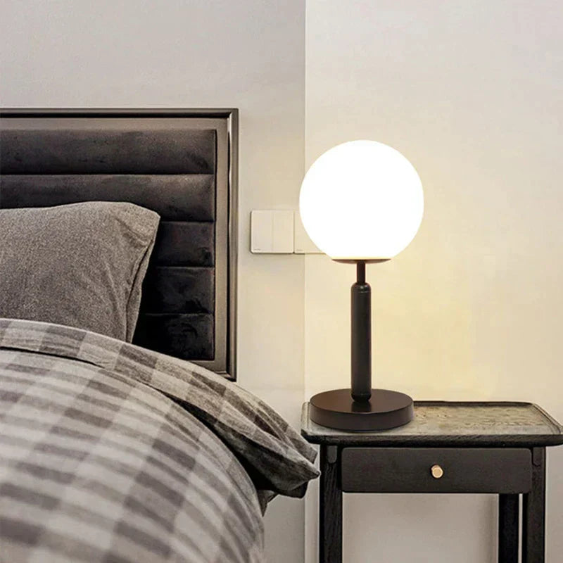 Sphere Elegante Tischlampe – Sofistiziertes Globedesign für Stilvolle Beleuchtung