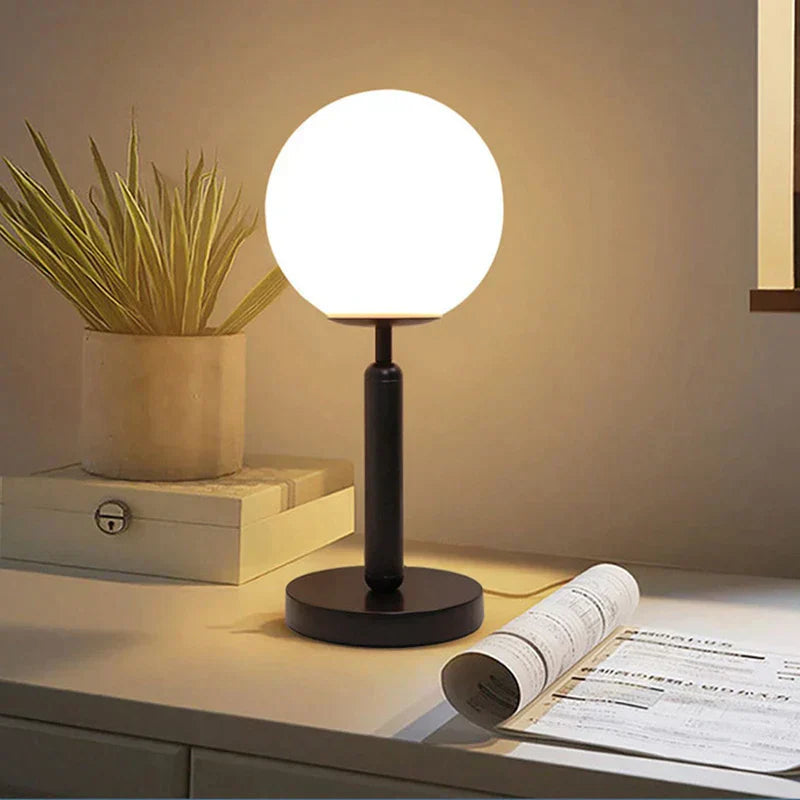 Sphere Elegante Tischlampe – Sofistiziertes Globedesign für Stilvolle Beleuchtung