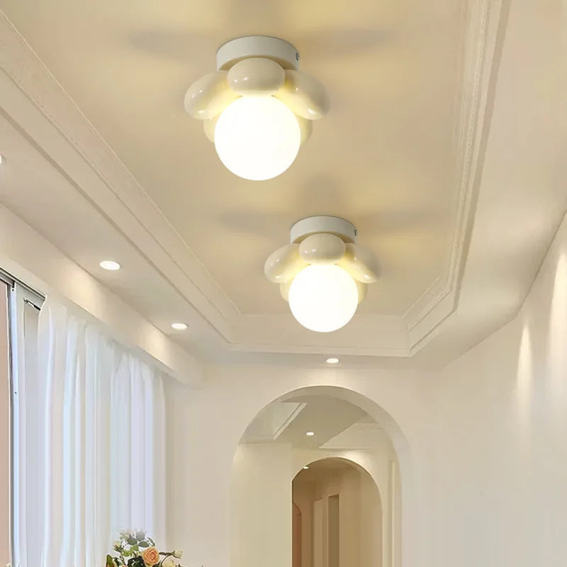 BloomGlow – Moderne Blumen-Deckenlampe mit Glaskugel