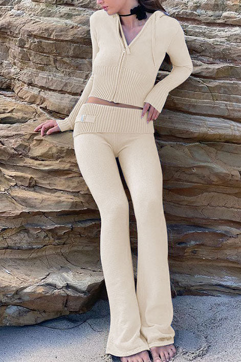 Set aus hoch taillierten Strickhosen und Kapuzenoberteil