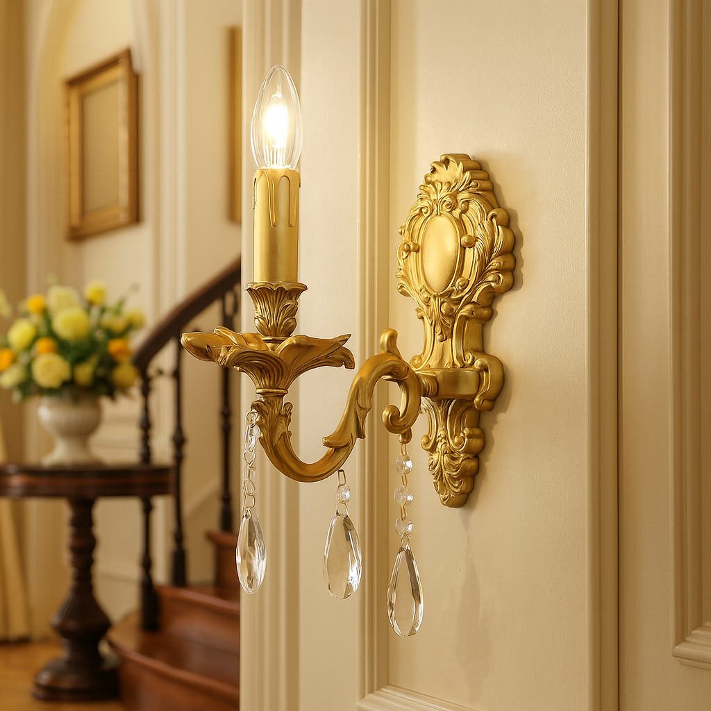 RegalGlow - Barock Wandleuchte in Gold mit Kristallakzenten