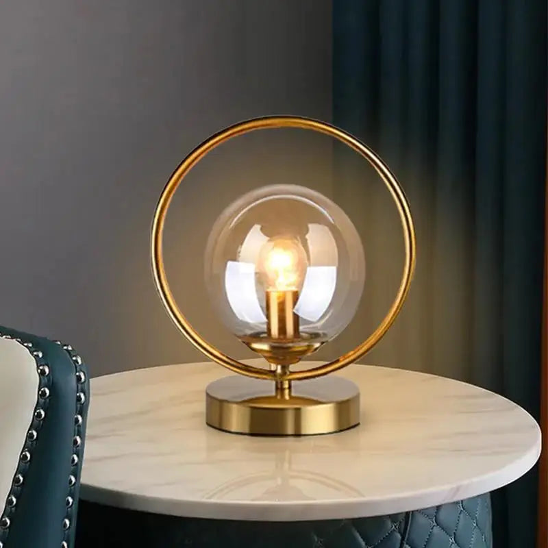 EleganceGlow Glasbordlampe – Stilvolles Design mit Messingdetails