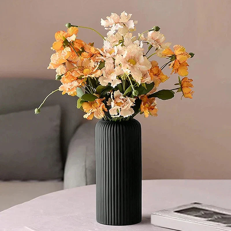 LineaForm Moderne Keramikvase – Künstlerische Streifen Dekoration