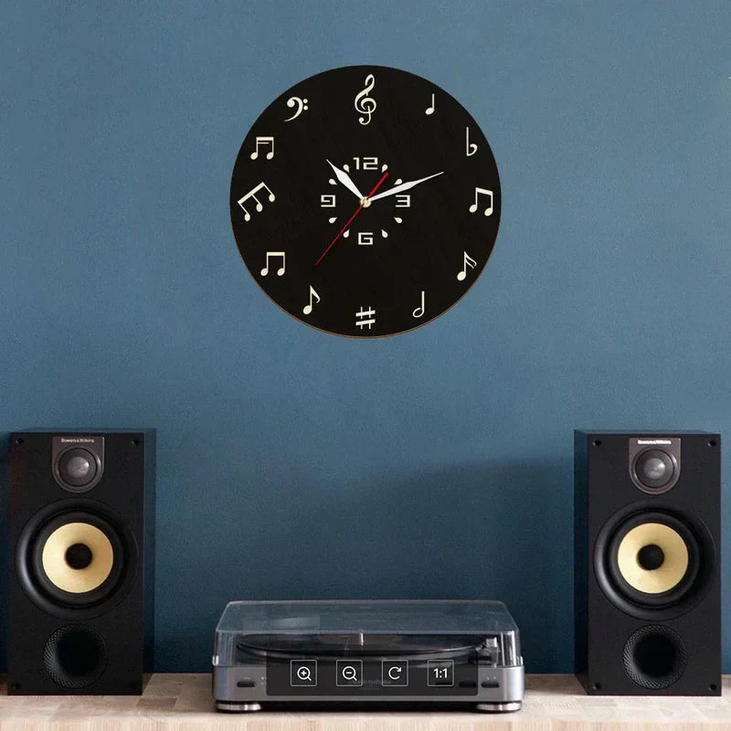 NoteRhythm Künstlerische Wanduhr – Design mit musikalischen Noten für moderne Interieurs