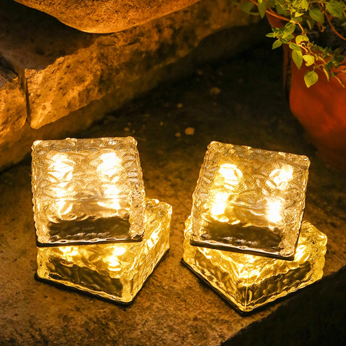 CubeGlow – Wetterfeste solarbetriebene Eiswürfel-Lampe für stilvolle Garten- und Terrassenatmosphäre