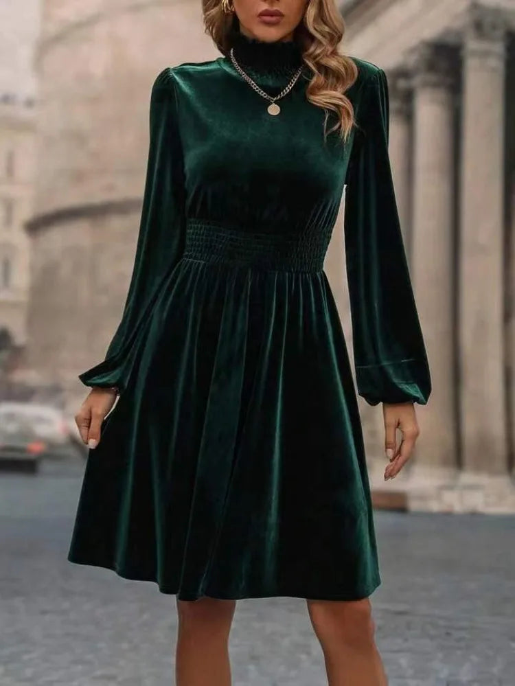 Bella Elegantes Samt-Turtleneck-Kleid