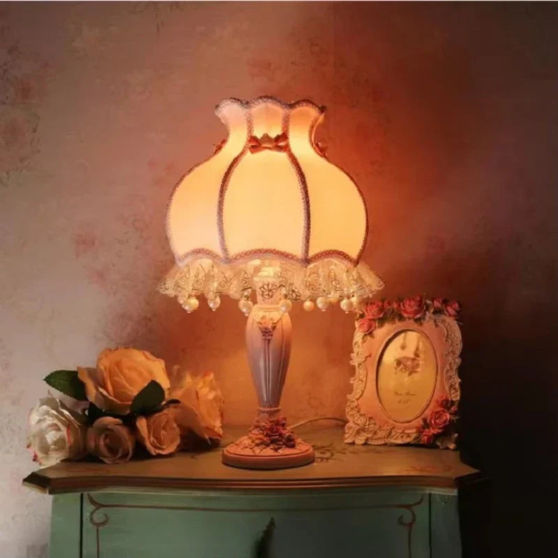 GlowNest - Vintage-inspirierte Tischlampe mit einzigartigem Charme