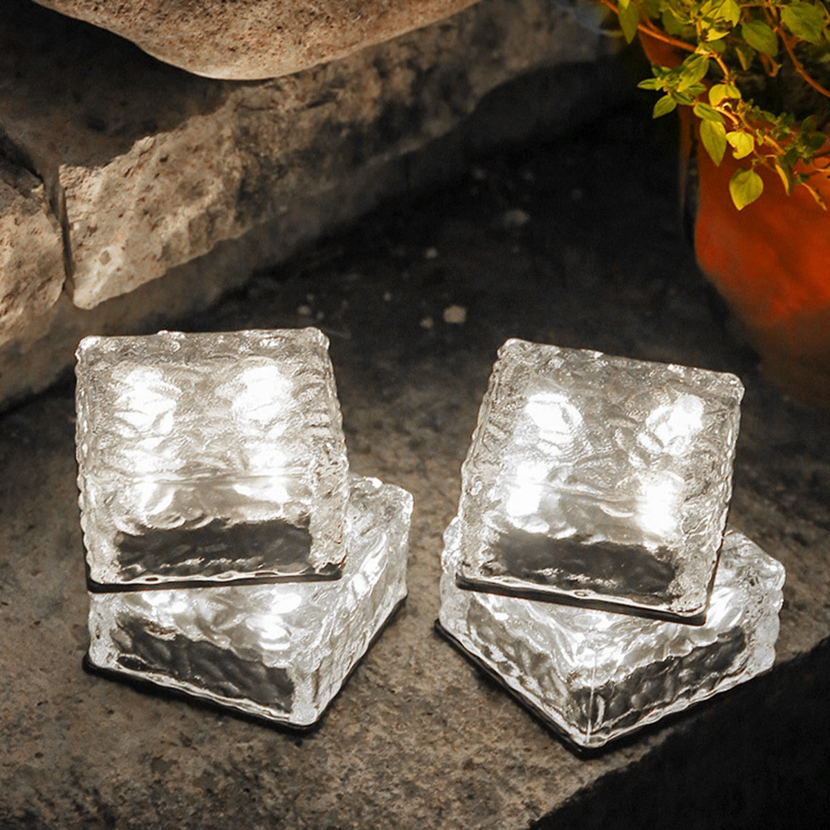 CubeGlow – Wetterfeste solarbetriebene Eiswürfel-Lampe für stilvolle Garten- und Terrassenatmosphäre
