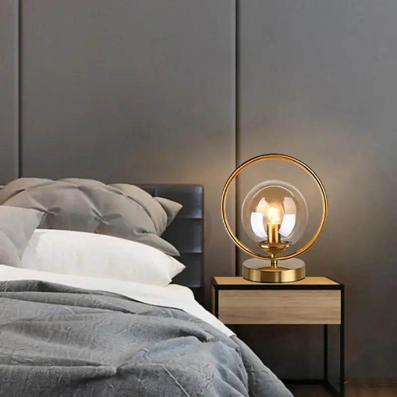 EleganceGlow Glasbordlampe – Stilvolles Design mit Messingdetails