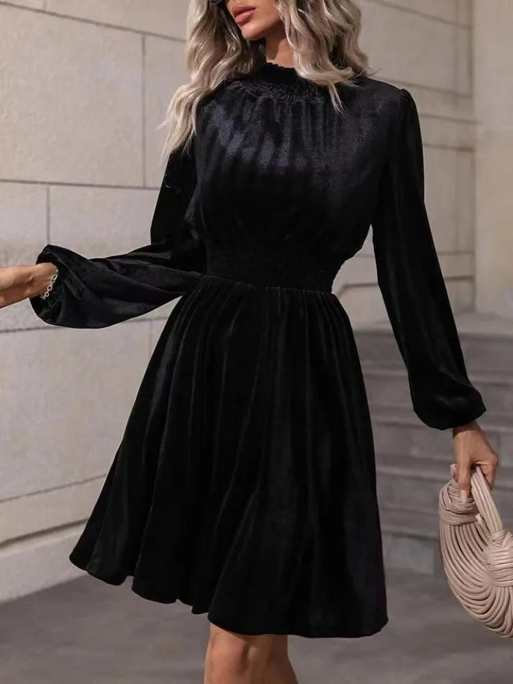 Bella Elegantes Samt-Turtleneck-Kleid