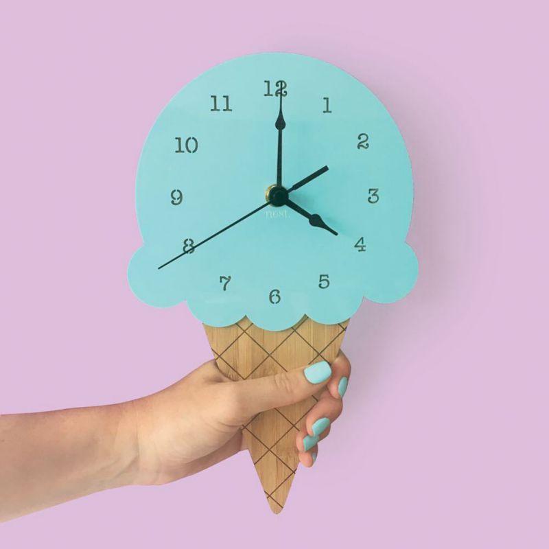 FrostTime Isformet Wanduhr – Lustiges und Verspielt Design für Kreative Räume