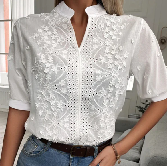 Weiße Bluse mit floralem Stickerei