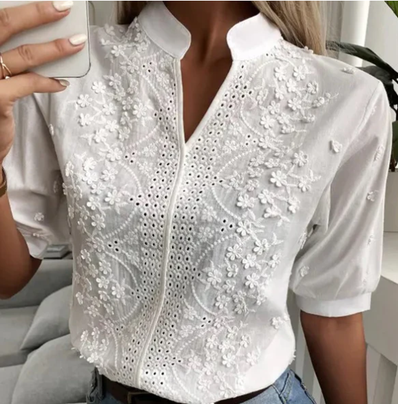 Weiße Bluse mit floralem Stickerei