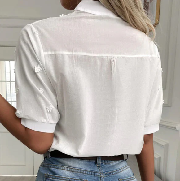 Weiße Bluse mit floralem Stickerei