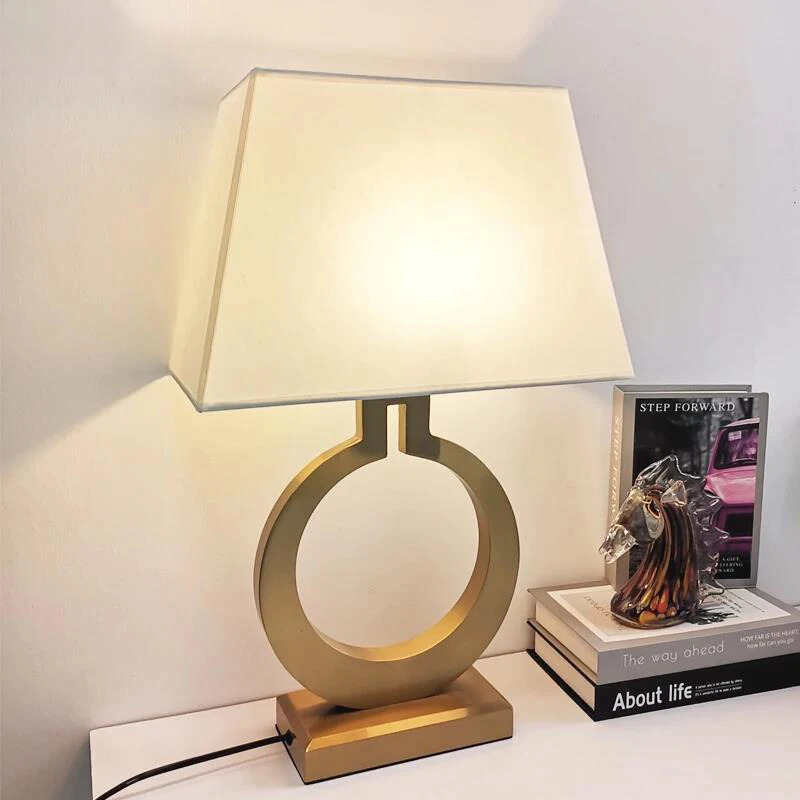 LumoEdge – Moderne Tischlampe mit eleganter schwarzer Basis