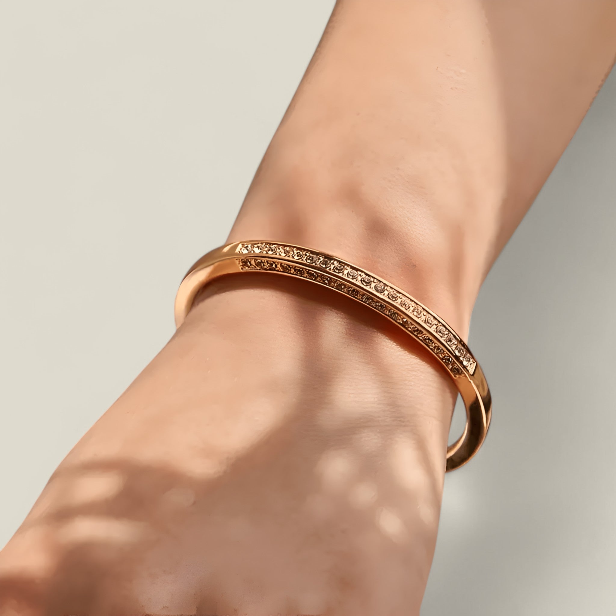 Sierra vergoldetes Armband mit Stammesmuster
