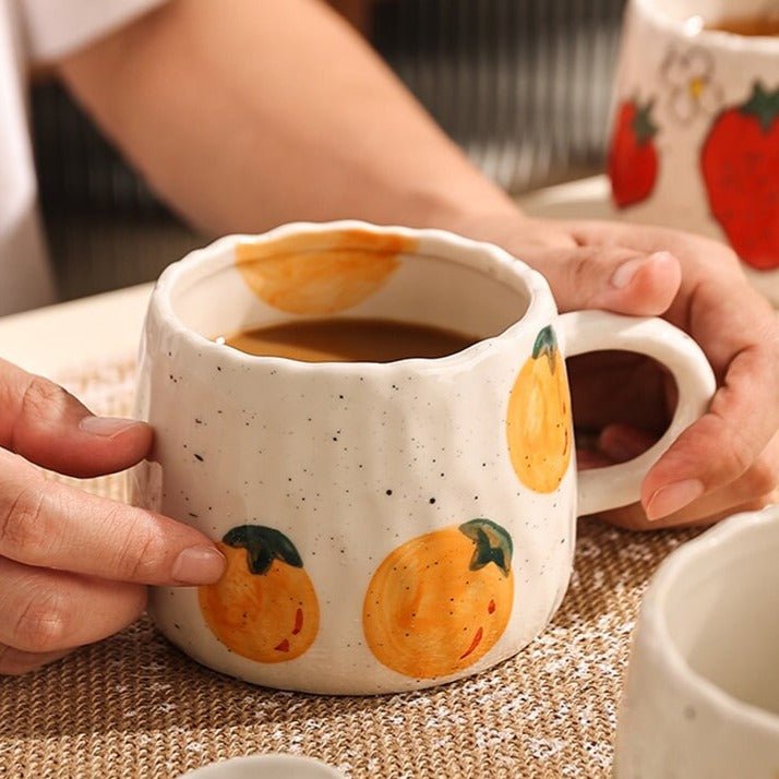 FruitiSip - Lebendebe Keramiktasse mit verspielter Fruchtkunst