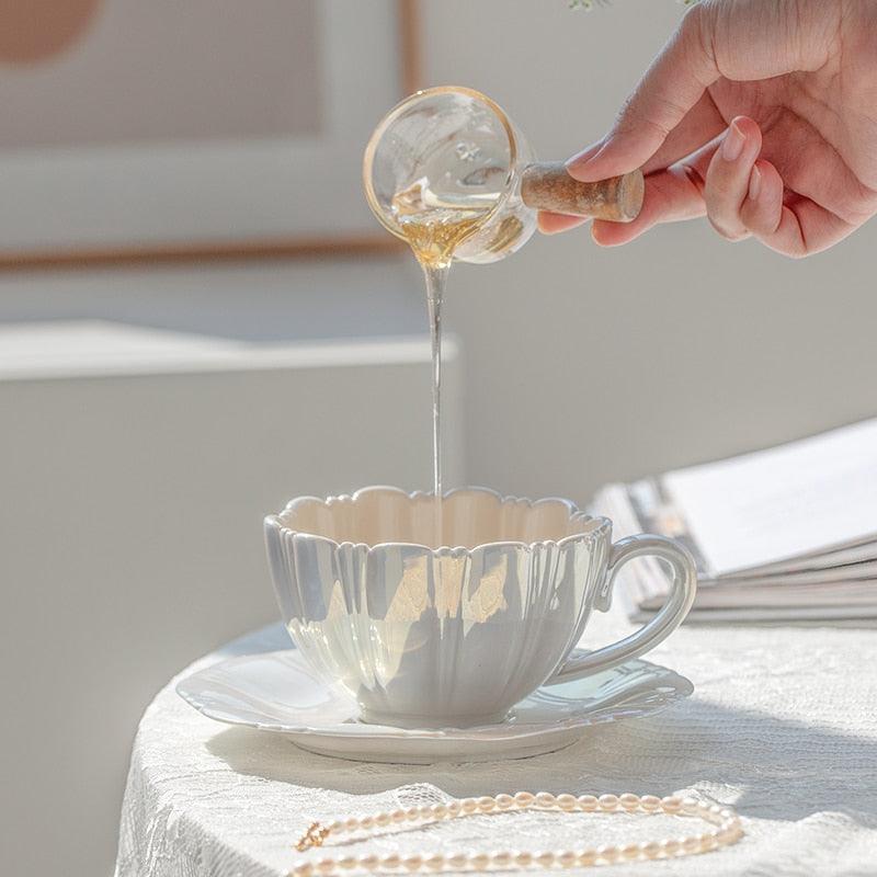 BlossomBrew - Elegante Kaffeetasse mit Blumen