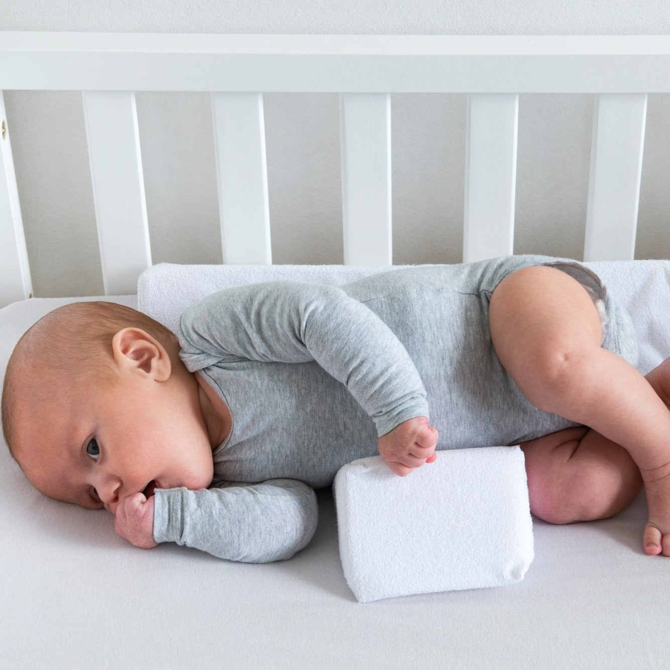 SafeNest Verstellbares Anti-Roll Keilkissen für Babys – Sichere und Ergonomische Schlafunterstützung