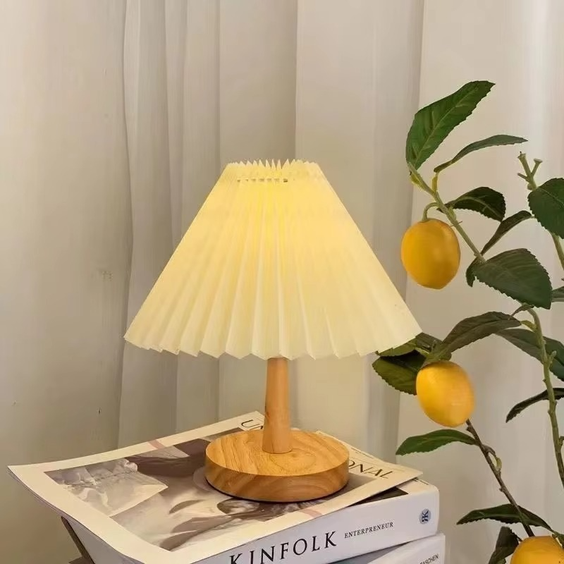 NordicEase plisségesteckte Tischlampe – Skandinavisches Design mit natürlicher Note