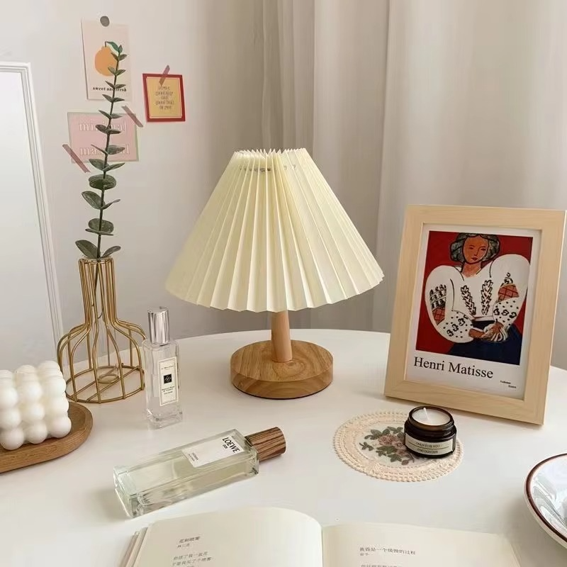 NordicEase plisségesteckte Tischlampe – Skandinavisches Design mit natürlicher Note