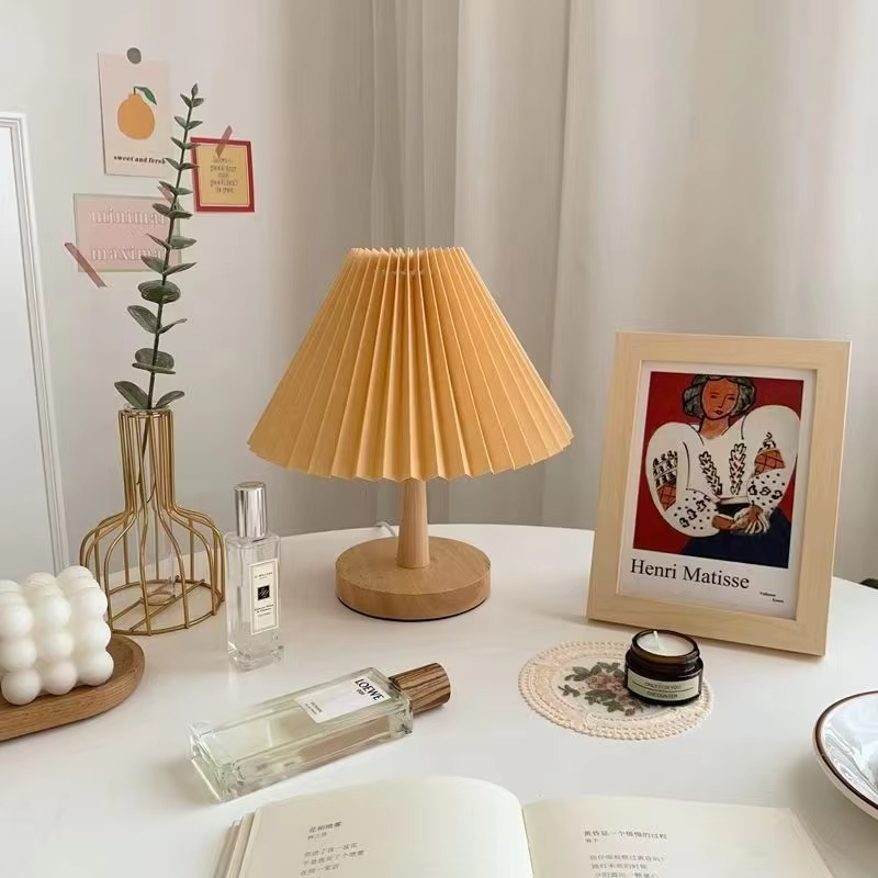NordicEase plisségesteckte Tischlampe – Skandinavisches Design mit natürlicher Note