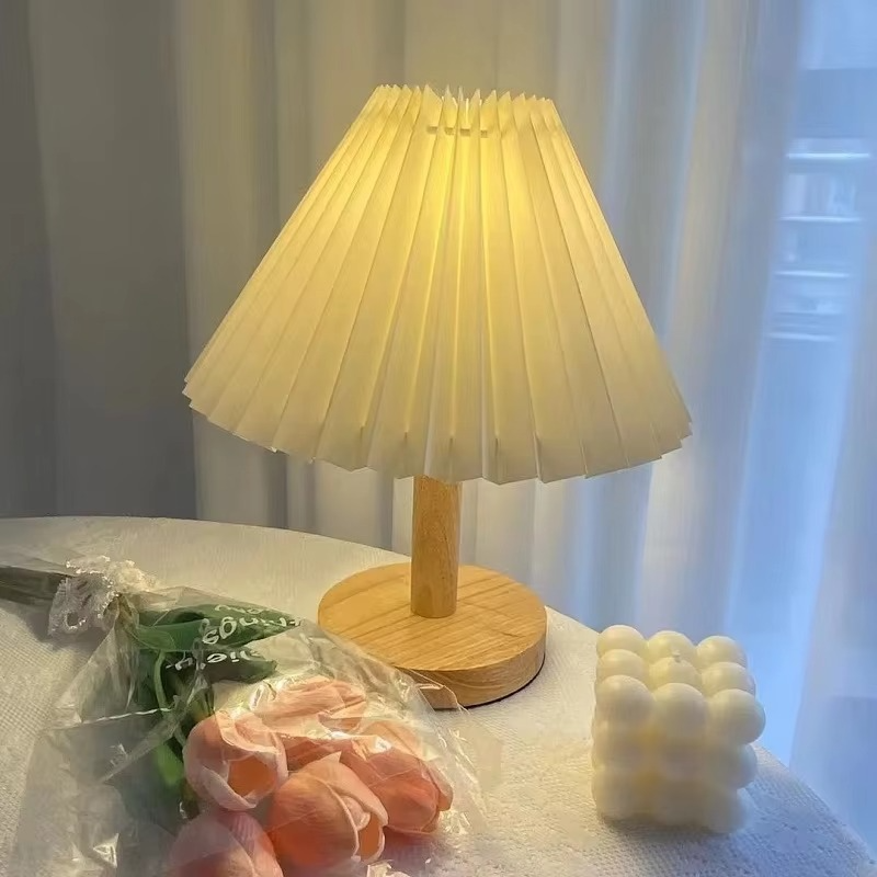 NordicEase plisségesteckte Tischlampe – Skandinavisches Design mit natürlicher Note