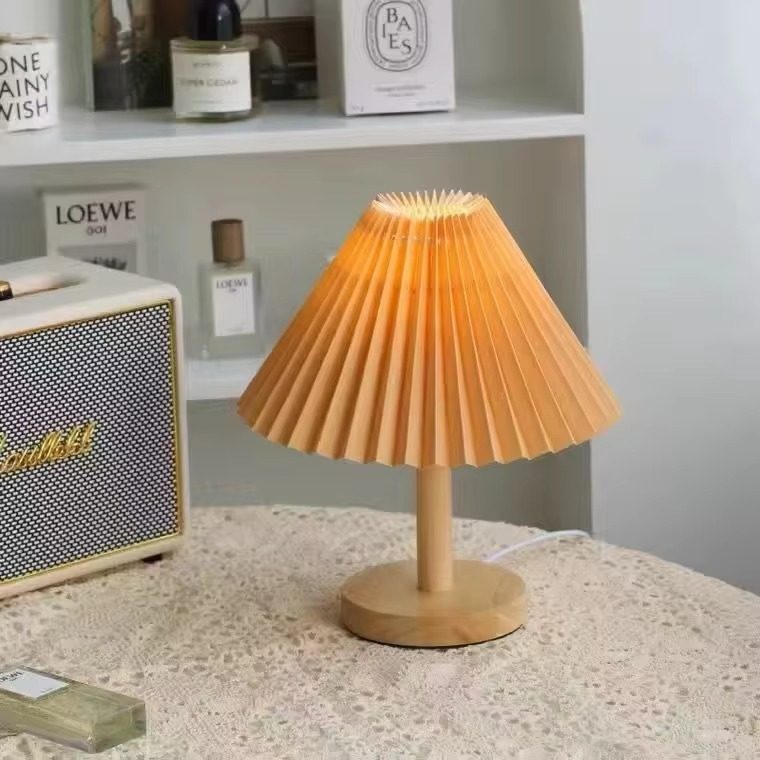 NordicEase plisségesteckte Tischlampe – Skandinavisches Design mit natürlicher Note