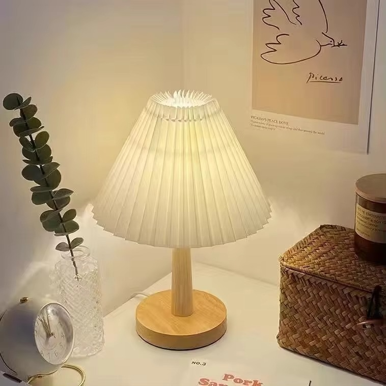 NordicEase plisségesteckte Tischlampe – Skandinavisches Design mit natürlicher Note