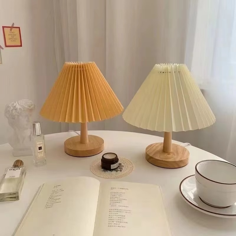 NordicEase plisségesteckte Tischlampe – Skandinavisches Design mit natürlicher Note