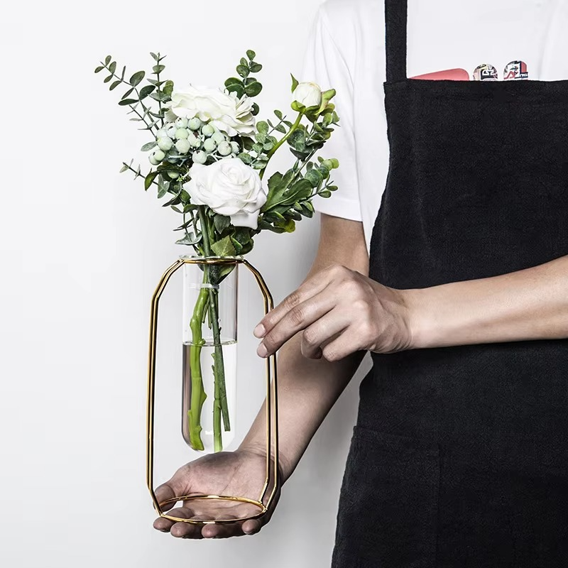 Klar Elegance Glasvase – Elegante Basis für Stilvolle Blumenarrangements