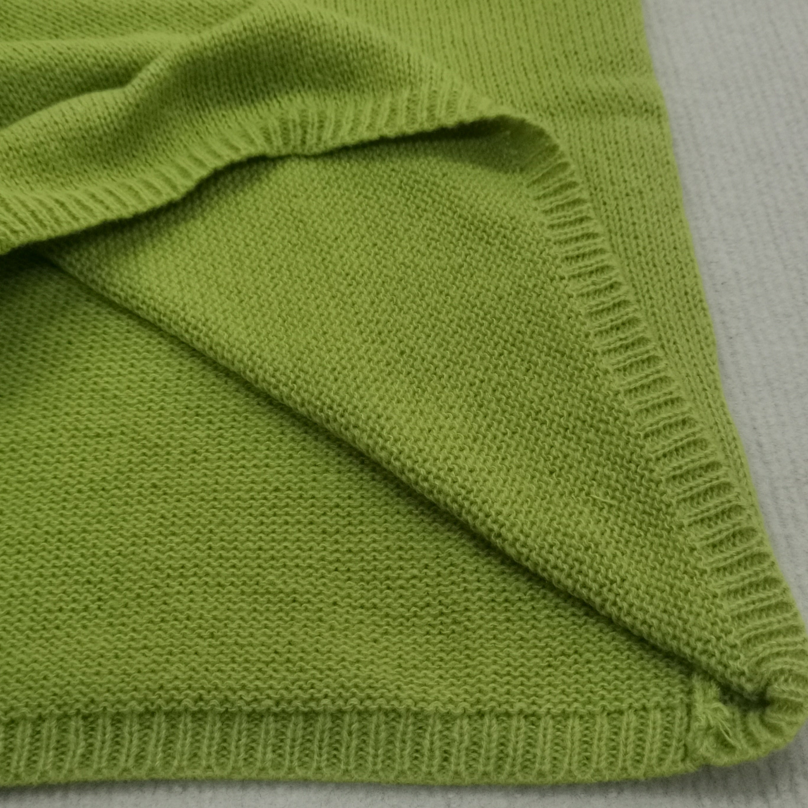 AutumnTrend® Eleganter grüner Pullover mit V-Ausschnitt