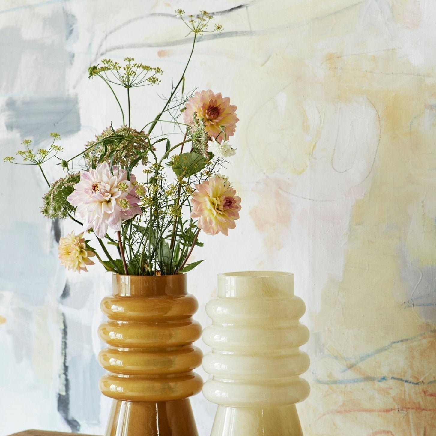 BloomStack – Elegante Rippblumenvaase mit erweitertem Fuß
