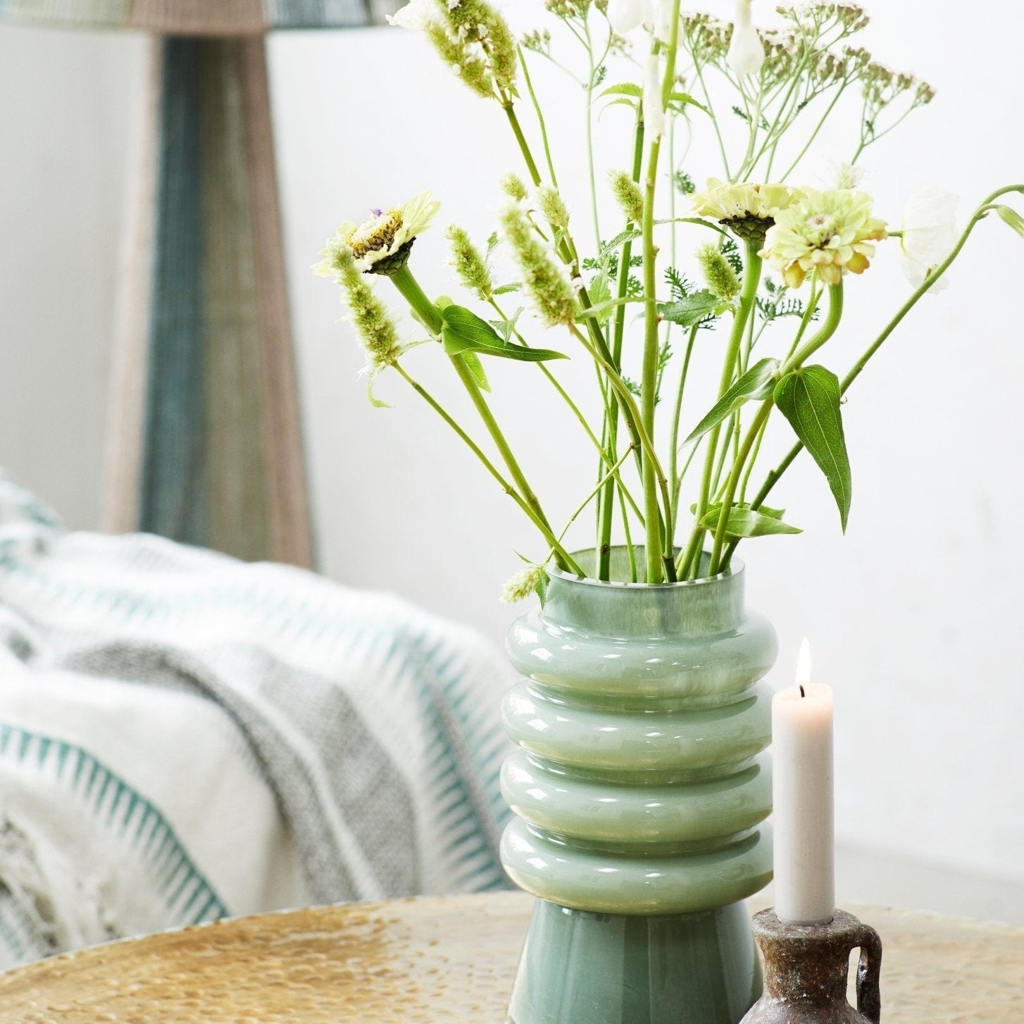 BloomStack – Elegante Rippblumenvaase mit erweitertem Fuß