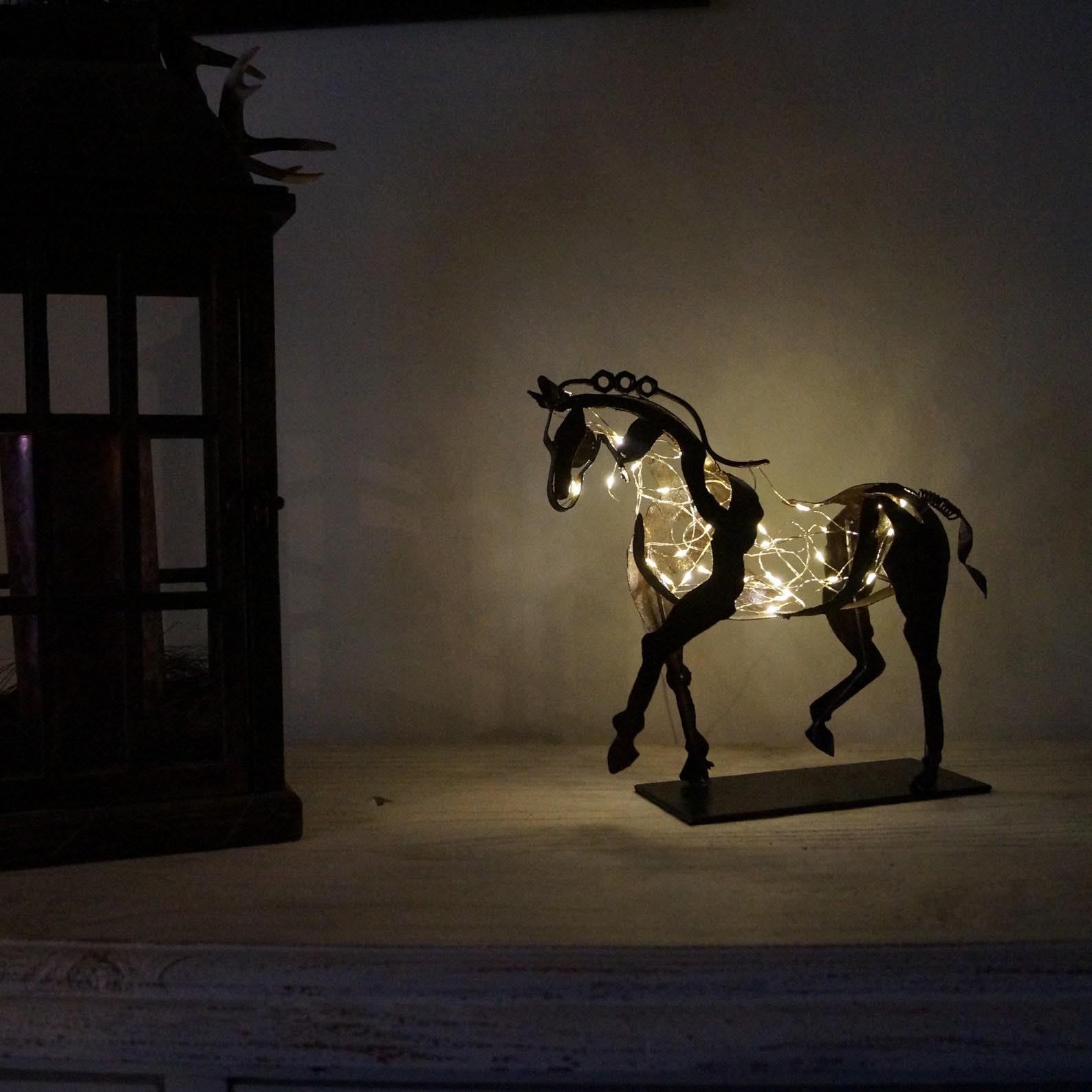 RustGlow - Abstrakte Rostpferdeskulptur mit LED-Licht