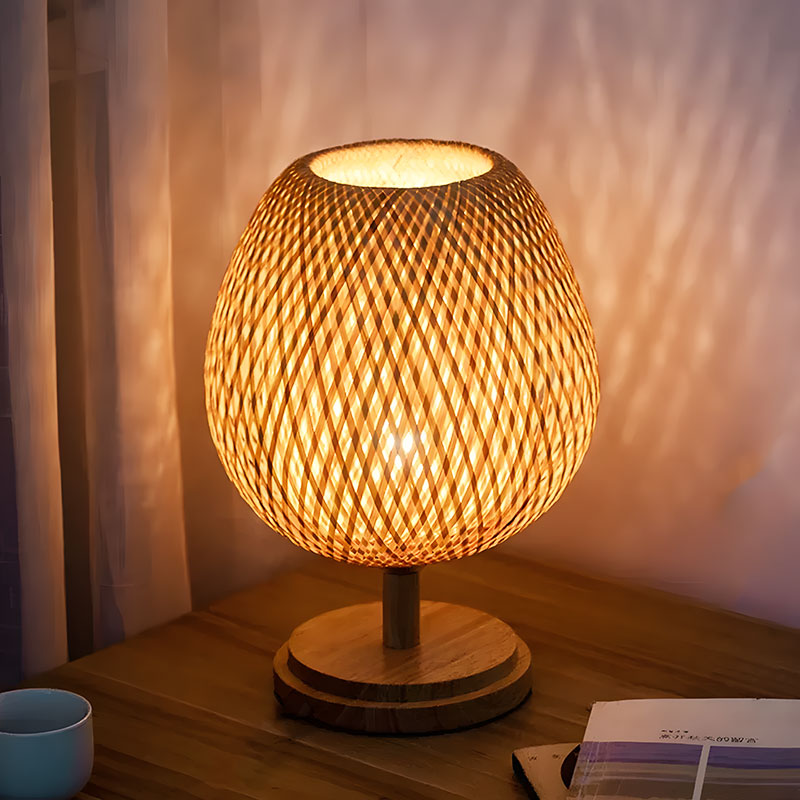 Handgefertigte Bettlampe aus Rattan und Holz