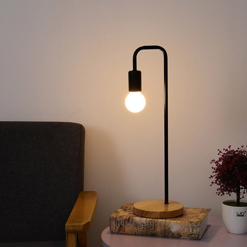 UrbanLume Industrielle Nachtlampe – Elegante Metall Tischlampe