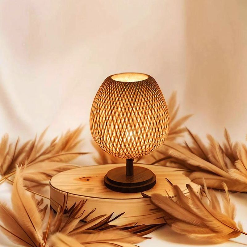 Handgefertigte Bettlampe aus Rattan und Holz