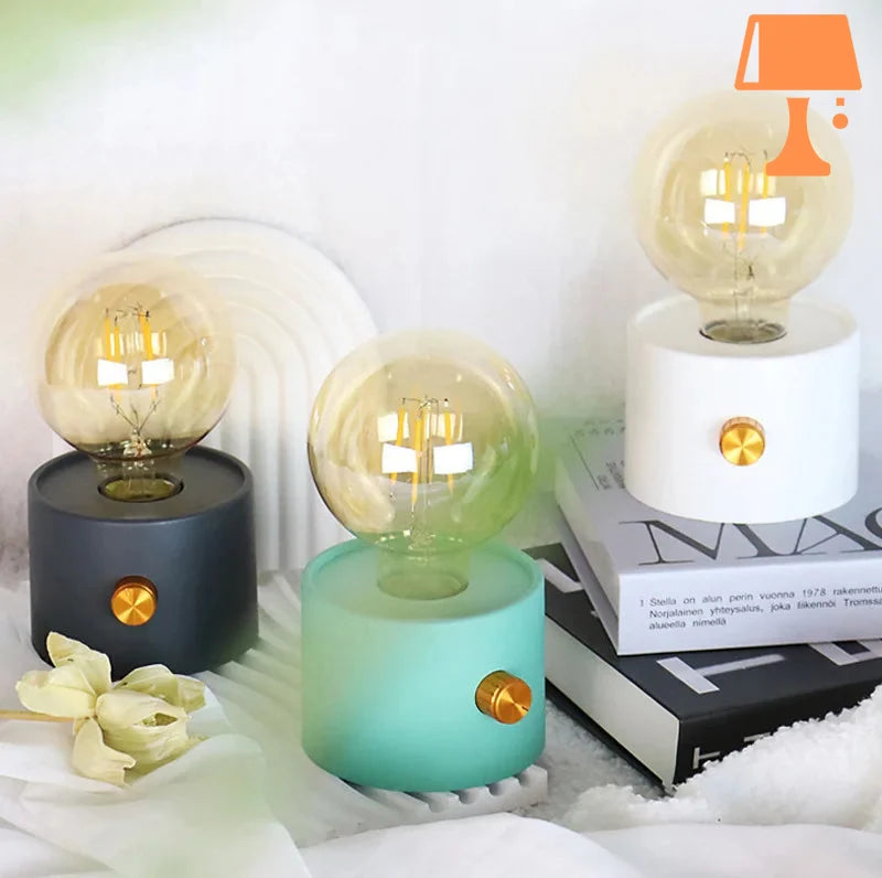 ClassiSphere – Minimalistische Tischlampe mit vintage-inspirierter Glaskugel