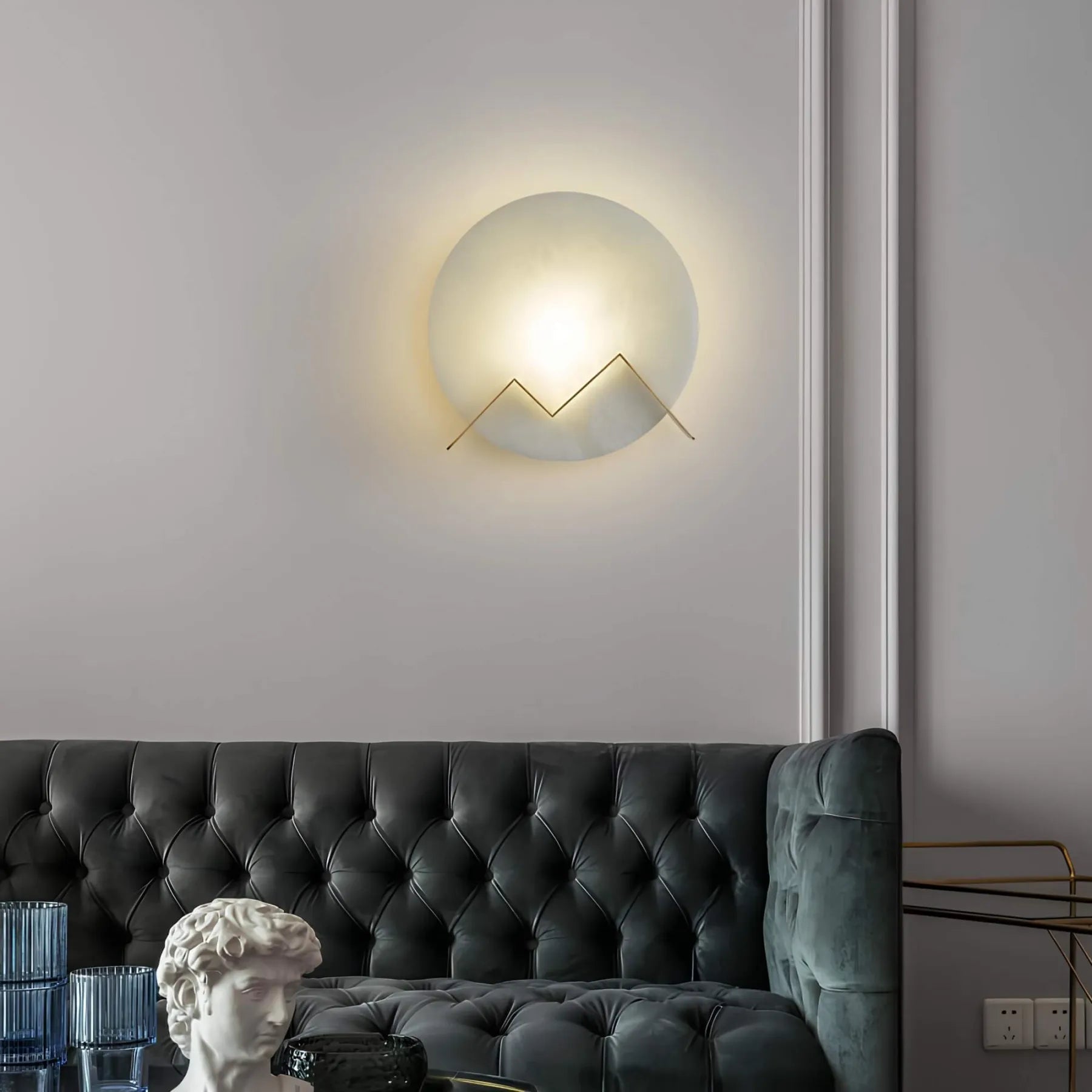 SummitGlow – Wandleuchte aus Messing mit berginspiriertem Design