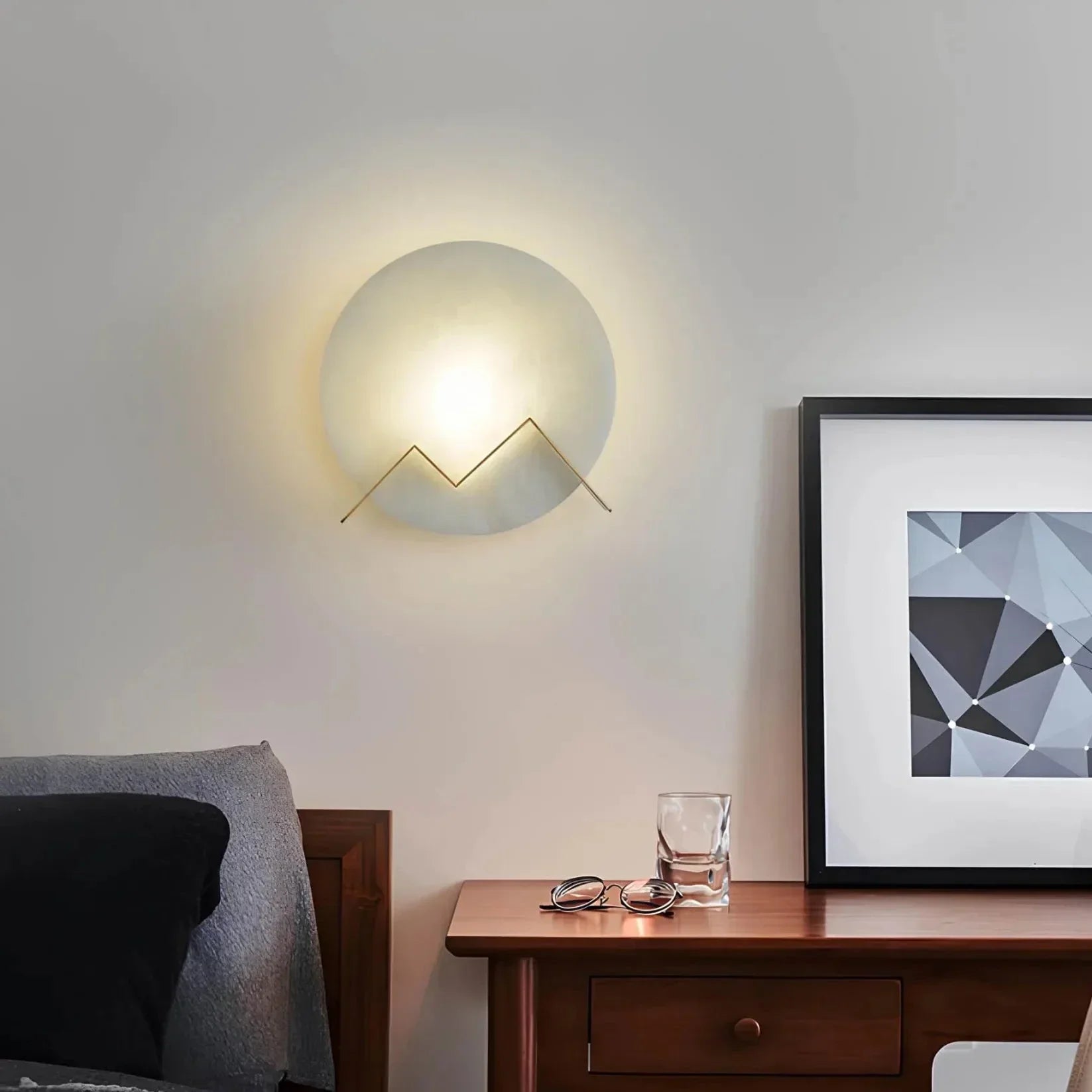 SummitGlow – Wandleuchte aus Messing mit berginspiriertem Design