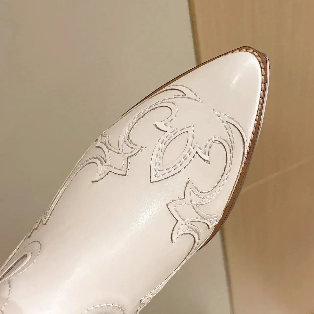 Dakota Damenschuhe mit Stickerei in mittlerer Höhe – Stilvolle, westlich inspirierte Fußbekleidung