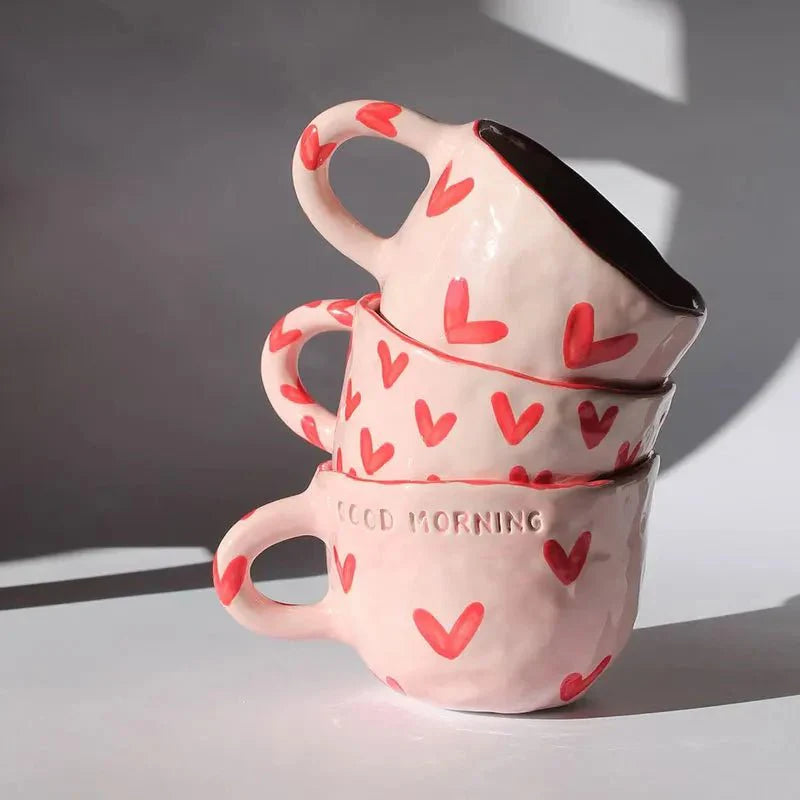 Eleganter Liebesherz-Becher für Paare, die gemütlichen Kaffee genießen möchten