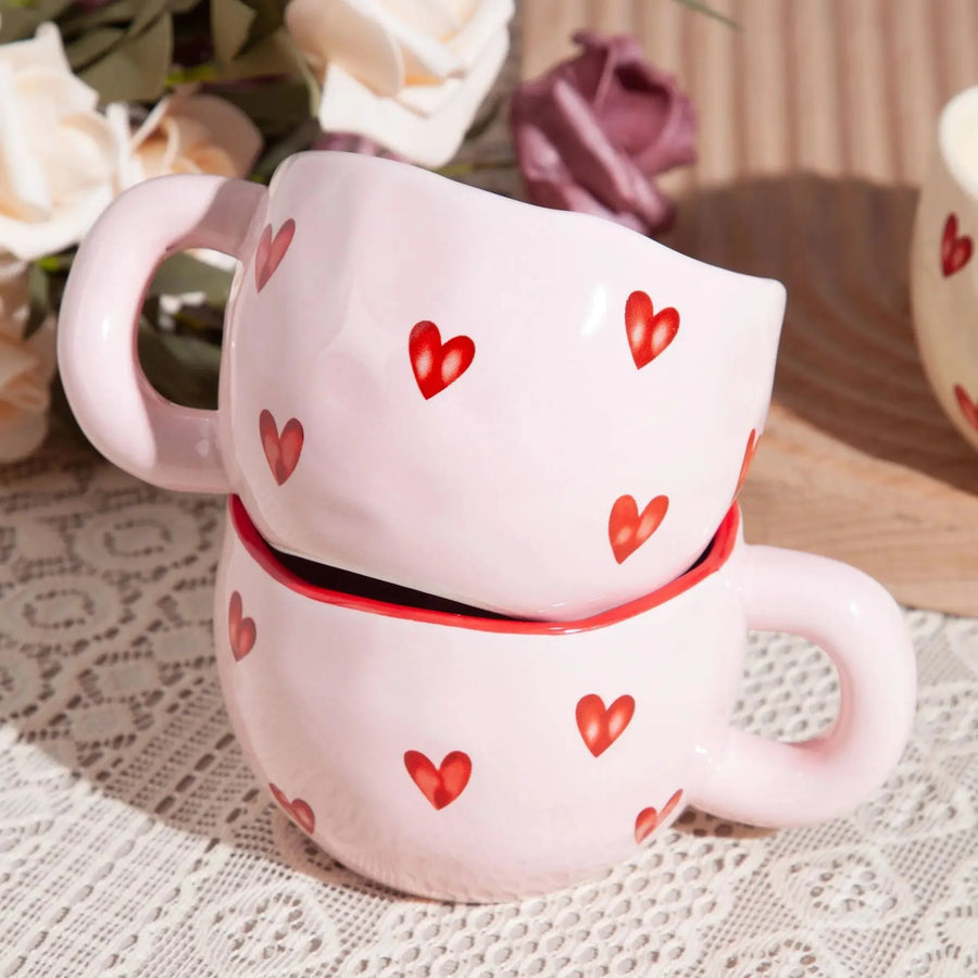 Eleganter Liebesherz-Becher für Paare, die gemütlichen Kaffee genießen möchten