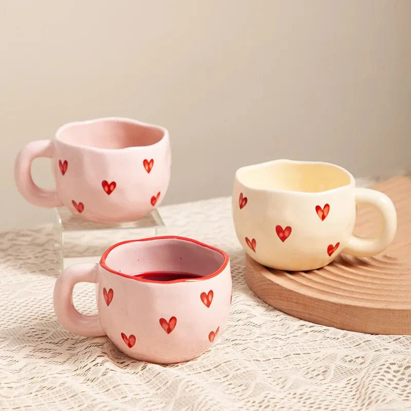 Eleganter Liebesherz-Becher für Paare, die gemütlichen Kaffee genießen möchten