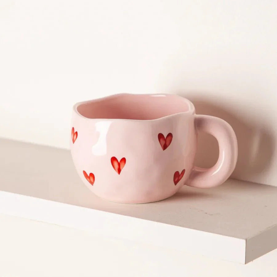 Eleganter Liebesherz-Becher für Paare, die gemütlichen Kaffee genießen möchten
