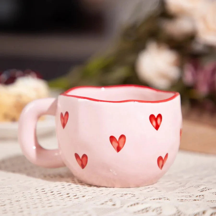 Eleganter Liebesherz-Becher für Paare, die gemütlichen Kaffee genießen möchten